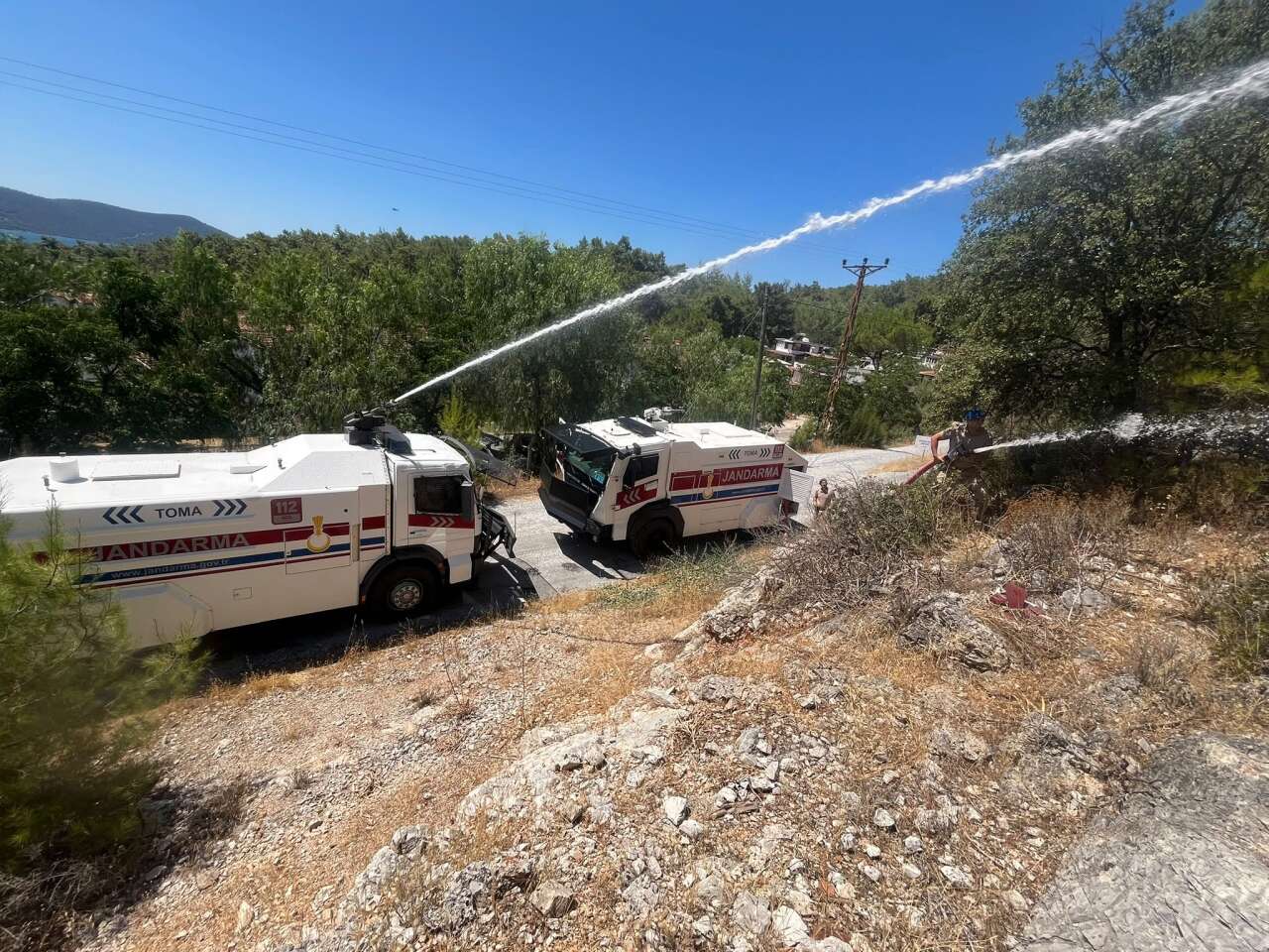 Muğla'da Yangınla Mücadele Sürüyor: Jandarma Ekipleri TOMA'larla Destek Veriyor 2